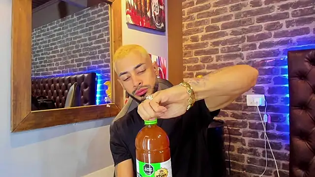 VinzenzRizzo online show from December 16, 4:17 am