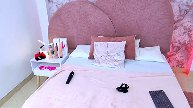 Snapshot of RavenGloomy chatting on November 4, 7:57 pm RavenGloomy online show from November 4, 7:57 pm