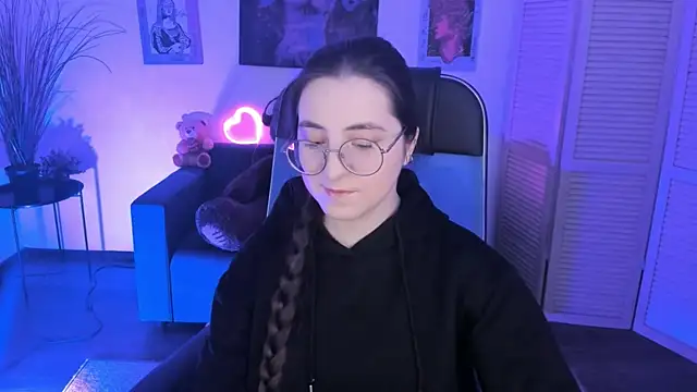 Snapshot of VirtuallVoyant chatting on December 23, 4:21 am VirtuallVoyant online show from December 23, 4:21 am