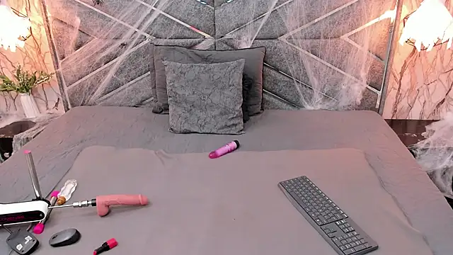 SASHA BROWNIE   online show from October 16, 7:59 pm