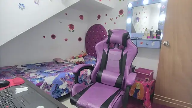 Snapshot of soffy_rosses chatting on October 18, 1:52 am soffy rosses online show from October 18, 1:52 am