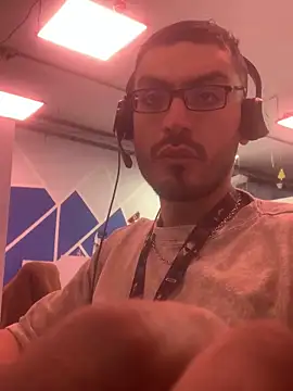 Snapshot of malek_xarx_ chatting on December 3, 2:59 pm malek xarx online show from December 3, 2:59 pm