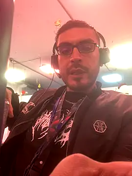 Snapshot of malek_xarx_ chatting on December 5, 5:09 pm malek xarx online show from December 5, 5:09 pm