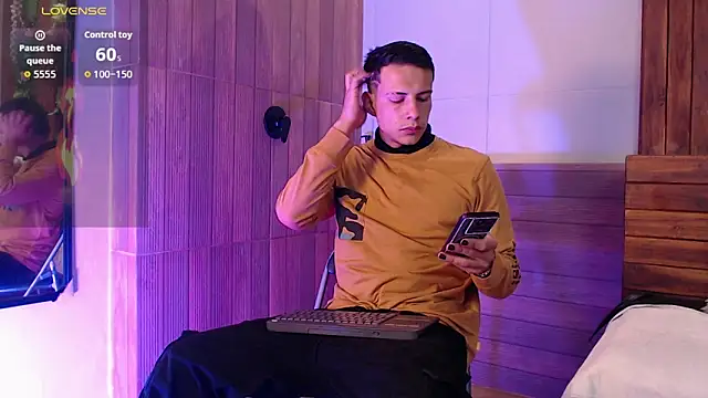 Snapshot of Dustin_Sonne chatting on October 6, 3:37 am Dustin Sonne online show from October 6, 3:37 am
