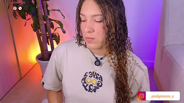 Snapshot of onlyemily_ chatting on March 4, 1:11 am onlyemily online show from March 4, 1:11 am