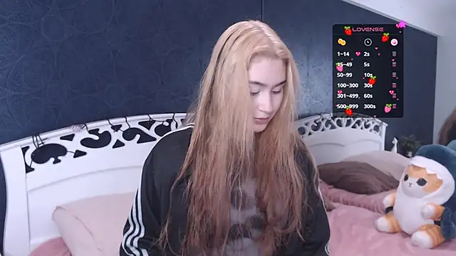 Snapshot of Lili_Luuu chatting on October 18, 4:15 am Lili Luuu online show from October 18, 4:15 am