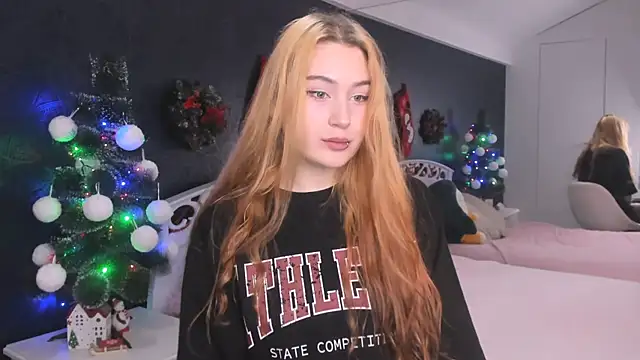 Snapshot of Lili_Luuu chatting on December 19, 9:38 am Lili Luuu online show from December 19, 9:38 am