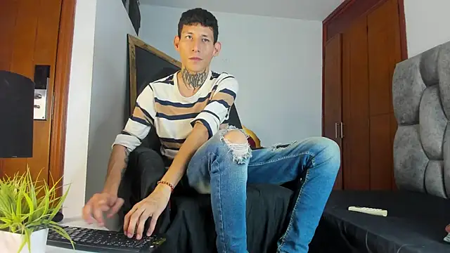 Snapshot of Davide_444 chatting on October 14, 1:39 am Davide 444 online show from October 14, 1:39 am