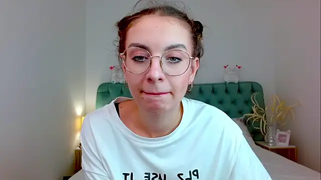 Snapshot of Real_cutie1 chatting on September 13, 9:36 pm Real cutie1 online show from September 13, 9:36 pm