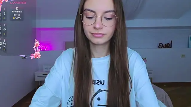 Snapshot of Real_cutie1 chatting on October 6, 9:12 pm Real cutie1 online show from October 6, 9:12 pm