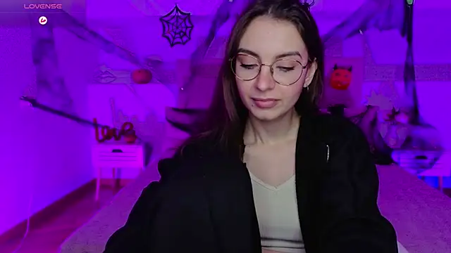 Snapshot of Real_cutie1 chatting on October 27, 8:35 pm Real cutie1 online show from October 27, 8:35 pm