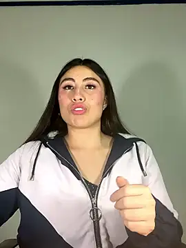 Snapshot of LunaBloom_77 chatting on December 18, 7:31 pm LunaBloom 77 online show from December 18, 7:31 pm