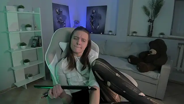 Snapshot of AlicePill chatting on November 22, 2:10 am AlicePill online show from November 22, 2:10 am