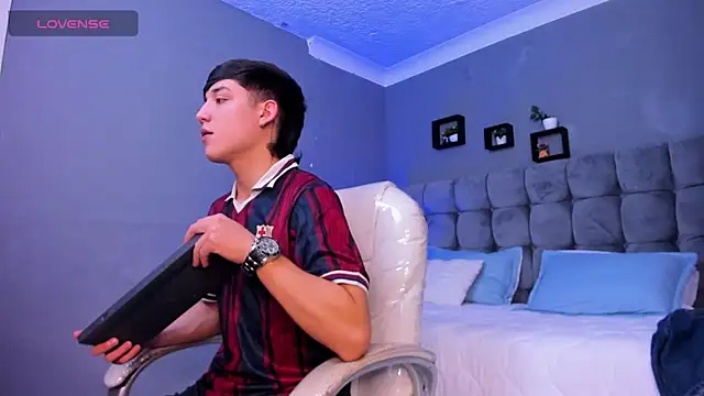 Snapshot of Ares_di_martin chatting on November 15, 6:00 am Ares di martin online show from November 15, 6:00 am