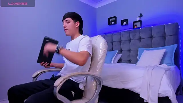 Snapshot of Ares_di_martin chatting on November 25, 5:40 am Ares di martin online show from November 25, 5:40 am