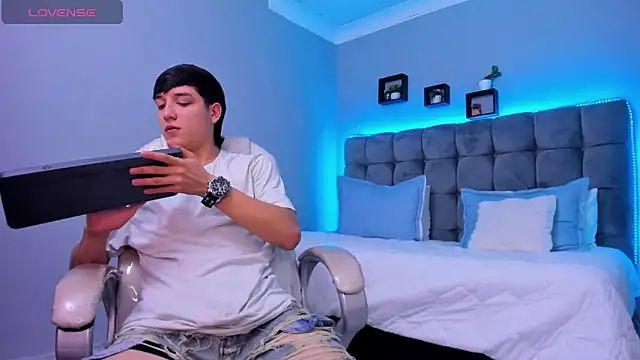 Snapshot of Ares_di_martin chatting on November 28, 5:32 am Ares di martin online show from November 28, 5:32 am