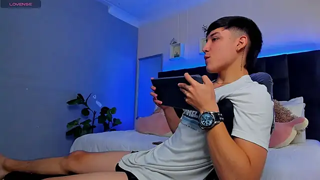 Snapshot of Ares_di_martin chatting on December 5, 3:20 pm Ares di martin online show from December 5, 3:20 pm