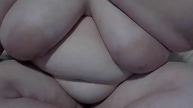 Snapshot of sarahcakes223 chatting on November 11, 1:27 am sarahcakes223 online show from November 11, 1:27 am