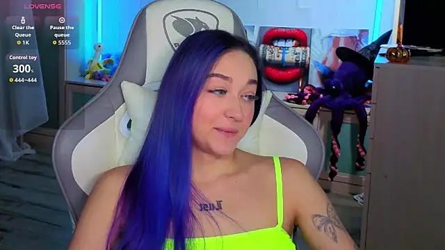 Snapshot of Im_suka chatting on November 7, 3:50 am Im suka online show from November 7, 3:50 am