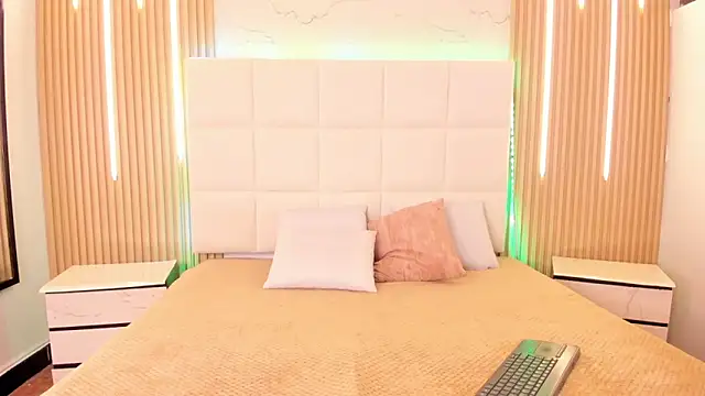 Snapshot of Elody_rousse chatting on October 31, 12:06 pm Elody rousse online show from October 31, 12:06 pm