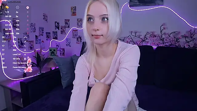 Snapshot of Megan--chan chatting on November 20, 7:24 pm Megan--chan online show from November 20, 7:24 pm