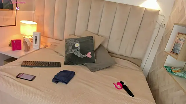 Clhoe Johnson online show from October 25, 12:13 pm