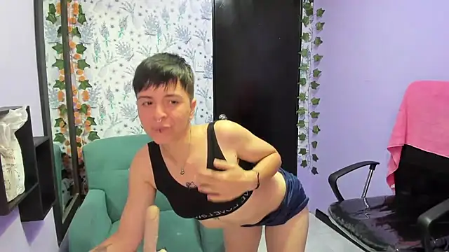 Snapshot of _Hannah_Hot chatting on October 18, 2:03 am Hannah Hot online show from October 18, 2:03 am