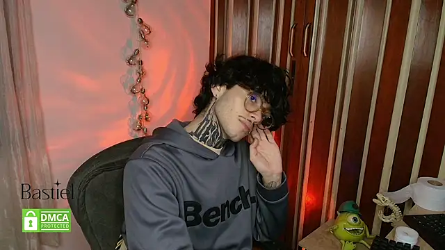 Snapshot of Mihail_leroy chatting on October 8, 3:04 am Mihail leroy online show from October 8, 3:04 am