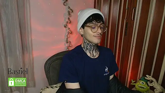 Snapshot of Mihail_leroy chatting on October 18, 12:35 am Mihail leroy online show from October 18, 12:35 am