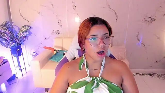 Snapshot of scarlett_enjoy1 chatting on September 19, 12:39 pm scarlett enjoy1 online show from September 19, 12:39 pm