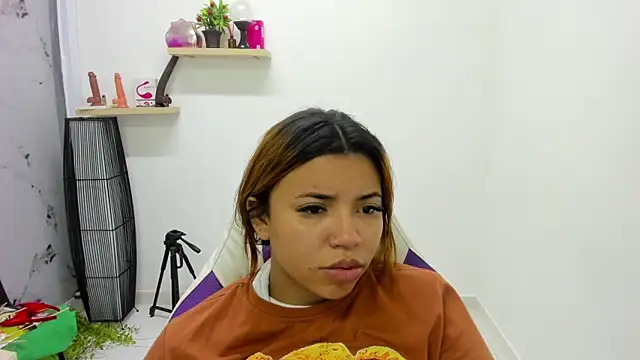 Snapshot of scarlett_enjoy1 chatting on November 2, 1:35 pm scarlett enjoy1 online show from November 2, 1:35 pm