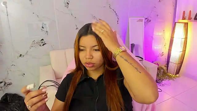 Snapshot of scarlett_enjoy1 chatting on November 10, 1:32 pm scarlett enjoy1 online show from November 10, 1:32 pm