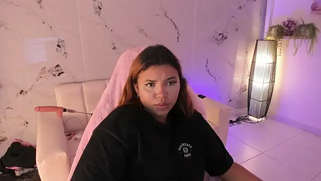 Snapshot of scarlett_enjoy1 chatting on November 18, 2:43 pm scarlett enjoy1 online show from November 18, 2:43 pm