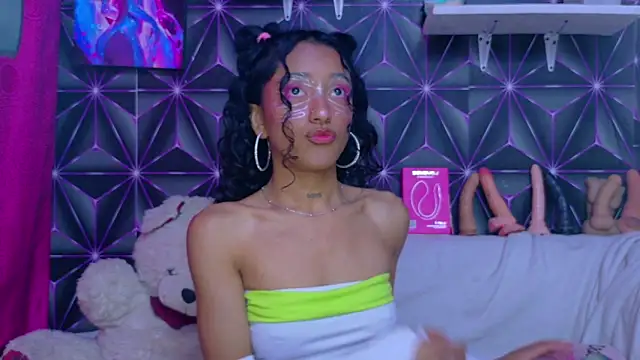 Snapshot of Kylie_Moan chatting on October 29, 5:42 am Kylie Moan online show from October 29, 5:42 am