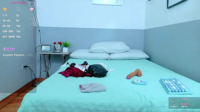 cutepetitee online show from September 26, 8:02 pm