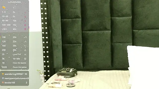 cutepetitee online show from October 14, 8:31 pm