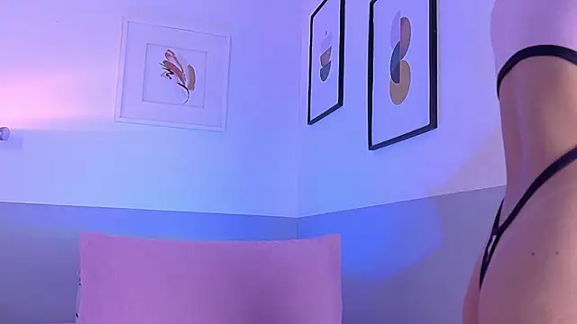 cutepetitee online show from February 16, 7:43 pm