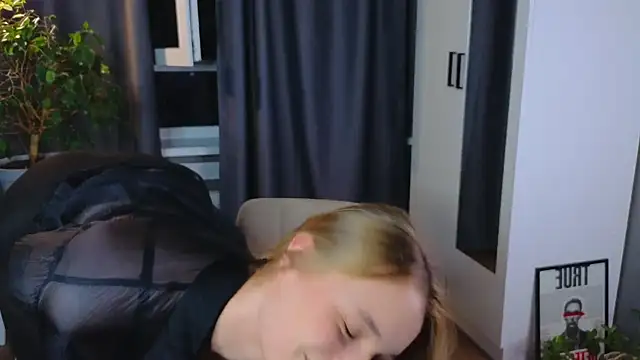 Snapshot of lisa_schiele chatting on October 5, 8:29 pm lisa schiele online show from October 5, 8:29 pm