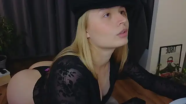 Snapshot of lisa_schiele chatting on October 26, 8:15 pm lisa schiele online show from October 26, 8:15 pm