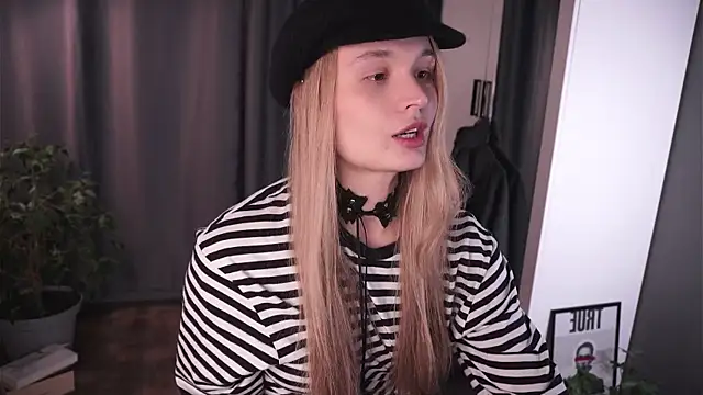 Snapshot of lisa_schiele chatting on November 5, 8:20 pm lisa schiele online show from November 5, 8:20 pm