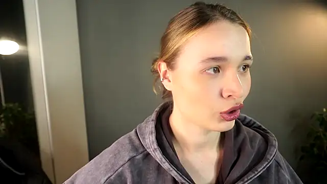 Snapshot of lisa_schiele chatting on December 4, 9:01 pm lisa schiele online show from December 4, 9:01 pm