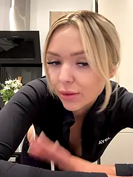 lolableux online show from November 18, 5:17 pm