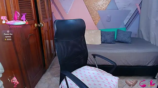 Snapshot of sharlottxl chatting on November 28, 12:46 am sharlottxl online show from November 28, 12:46 am