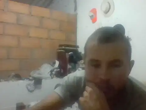 Snapshot of santiii___12 chatting on December 19, 3:35 am santiii 12 online show from December 19, 3:35 am