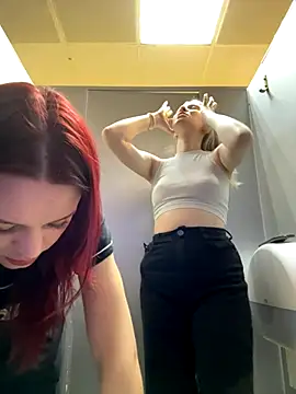 Snapshot of Cum_girlss chatting on November 21, 5:44 pm Cum girlss online show from November 21, 5:44 pm