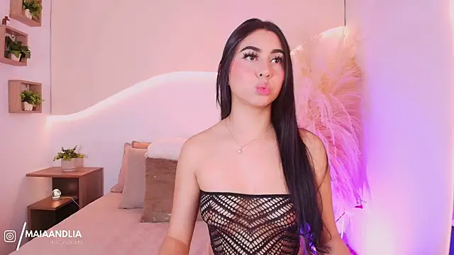 maia lia  online show from September 19, 10:10 pm