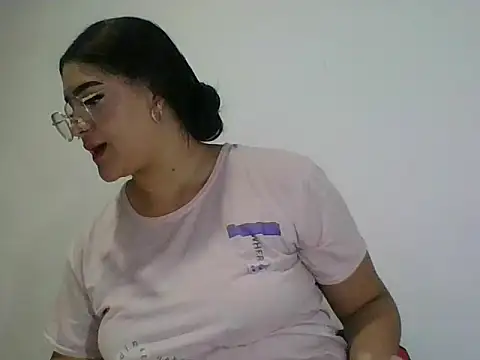 Snapshot of Marianacg_21 chatting on November 7, 1:05 am Marianacg 21 online show from November 7, 1:05 am
