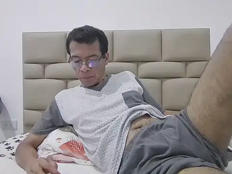 skinnylatino51 online show from February 18, 12:50 am