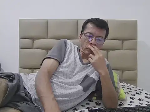 skinnylatino51 online show from April 25, 12:46 am