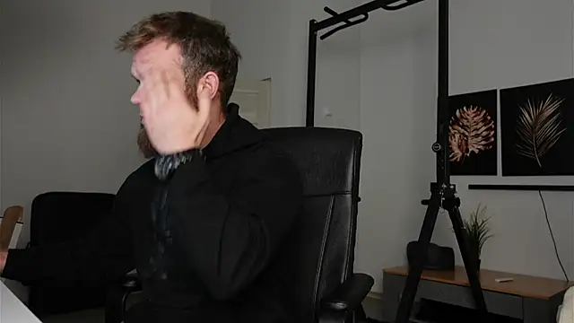 Snapshot of Stewart_Barnz chatting on November 10, 4:11 am Stewart Barnz online show from November 10, 4:11 am